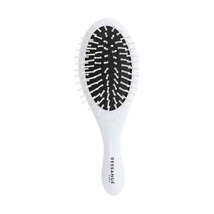 Brosse démêlante ergonomique en matériaux recyclés pour un soin quotidien doux et délicat - Product Image 1