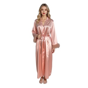 Vente en gros de chemises de nuit longues en satin rose sexy et confortables pour femmes avec des poignets en plumes - Product Image 5