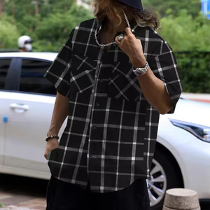 เสื้อเชิ้ตแขนสั้นลำลองสไตล์สปอร์ตผู้ชายลายสก็อตเย็บต่อผ้าแบบมีหัวเข็มขัด แฟชั่นฮิตสไตล์ยุโรปและอเมริกา ปี 2025 - Product Image 3