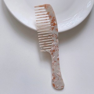 Ins <span class=keywords><strong>brosse</strong></span> à cheveux démêlante multicolore à dents larges en acétate de marbre peigne de coiffure à long manche peigne à cheveux antistatique cadeau pour <span class=keywords><strong>elle</strong></span> - Product Image 4