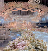 Décoration de plafond de mariage romantique sur mesure avec un design complet pour une décoration de mariage de rêve.