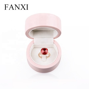 กล่องบรรจุภัณฑ์ทำจากไม้ของขวัญเคลือบสีชมพูทรงกลมโรแมนติกตามสั่งของ Fanxi - Product Image 1