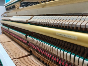 Piano Vertical Yamaha U1D de 88 Teclas, Color Blanco, Estilo Clásico, Teclas Contrapesadas, Tablero de Sonido de Madera Sólida, Montaje en Suelo, 418101 U1 - Product Image 4