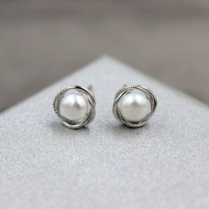 Orecchini a Perno E3142 in Oro con Perla Coltivata Bianca, Montatura Rotonda, Gioielli Classici da Donna per Uso Quotidiano - Product Image 3