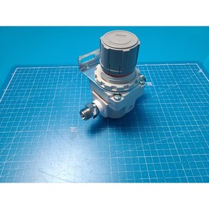 Régulateur de pression pneumatique SMC AR40-04B-A, utilisé comme pièce détachée pour équipement semi-conducteur d'occasion - Product Image 3