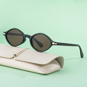 Gafas de Sol Ovaladas con Marco Pequeño XH-3589, Negras, PC UV400, Unisex, Clase 2, Protección Solar, Moda, Uso en Exteriores - Product Image 2