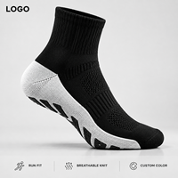 Chaussettes de sport respirantes noires et blanches pour la course à pied, avec ventilation en maille, gestion de l'humidité, maintien du talon et amorti ciblé à la plante du pied