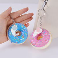 Porte-clés pendentif en résine UV écologique, en forme de beignet crème simulé, anti-stress souple à récupération rapide, avec boule colorée