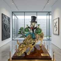 Sculpture de luxe en chrome, statue exclusive de vieil homme chevauchant un taureau doré, pour la décoration intérieure et un chef-d'œuvre pour galerie d'art