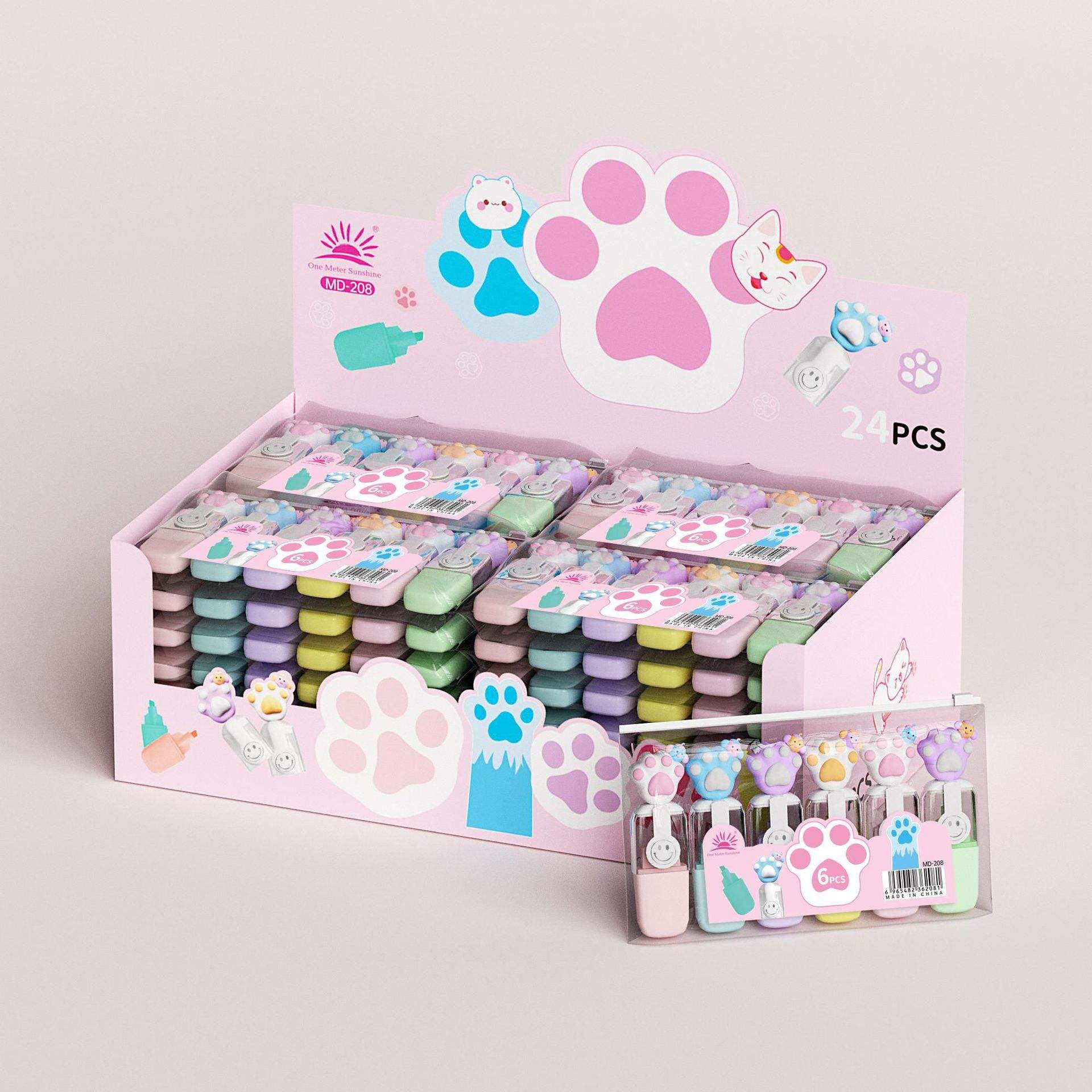 Tête inclinée-griffe de chat