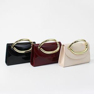 Pochette <span class=keywords><strong>de</strong></span> soirée é<span class=keywords><strong>l</strong></span>égante en PU verni minimaliste avec poignée supérieure ovale en métal doré, petit sac à main pour femme, idéal pour mariage, occasions formelles et usage quotidien - Product Image 1