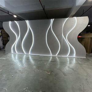 ฉากหลังงานแต่งงาน MOISSIC แบบกำหนดเอง ทันสมัย รูปทรงคลื่นสีขาว ทำจากอะคริลิก PVC 3 มิติ ปรับได้ ความสูง 8-9 ฟุต กว้าง 6 ฟุต สำหรับตกแต่งเวที - Product Image 1