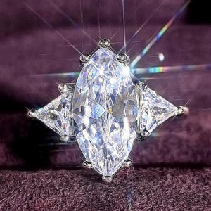 Anello in Oro Bianco con Diamante Taglio Marquise Colore D Naturale, Gioiello di Fidanzamento da Donna con Pietre Laterali a Triangolo - Product Image 2