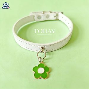 Collier pour animaux de compagnie à fleurs, en cuir PU souple, réglable, pour petits chiens et chats, avec pendentif, charme fleur verte - Product Image 1