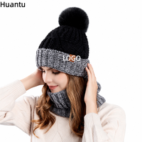 Bonnet en tricot côtelé en acrylique avec logo personnalisé, pompon et revers pliable, chaud pour l'hiver, idéal pour le ski et les activités de plein air pour femmes