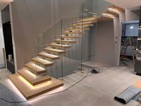 Escalier intérieur moderne avec garde-corps en verre, escalier flottant en bois massif, design d'escalier avec éclairage LED