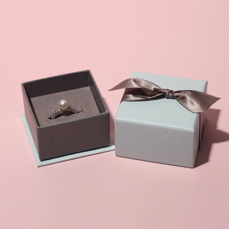 กล่องแหวนสีเขียว