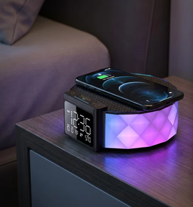 <span class=keywords><strong>Lampe</strong></span> de table à chargeur rapide sans fil 15W Design moderne écologique avec corps contemporain Base de l'ampoule E14 et fonctionnalité d'horloge - Product Image 3