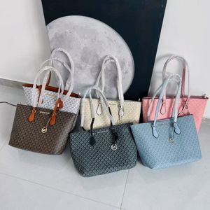 2024新款m品牌女式斜跨单肩手提袋畅销时尚PU材质多功能跨界设计 - Product Image 1