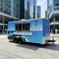 Remorque de restauration mobile avec fenêtre de service et comptoir vertical pour machine à gyros, idéale pour les gyros dans la Vieille Ville de Varsovie