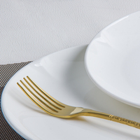 Assiettes de présentation en porcelaine de luxe en forme de fleur avec bordure dorée, service de vaisselle en céramique pour mariage et dîner