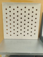Plaque de four carrée perforée en mullite réfractaire, étagère de ventilation haute température pour la cuisson industrielle de la céramique et la découpe