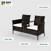 Banc double d'extérieur avec table centrale en verre et structure en osier