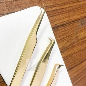 Pinzas de extensión de pestañas de acero inoxidable japonesas sostenibles chapadas en oro de alta calidad con logotipo personalizado y Punta puntiaguda - Product Image 1