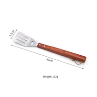 Ensemble de 5 ustensiles de barbecue en acier inoxydable avec manche en bois : Spatule ajourée, Couteau à steak, Fourchette, Pinces à aliments, Planche à découper pour la cuisine