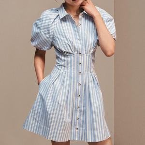 เดรสสั้นปรับแต่งได้ ดีไซน์หรูหรา สไตล์ลำลองสำหรับผู้หญิง ชุดเดรสฤดูร้อน กระดุมแถวเดียว ปกเสื้อแบบอ่อนโยน ลายทาง มีกระเป๋า สีธรรมชาติ - Product Image 1