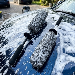 Cepillo de limpieza de coches con mango largo y protector contra salpicaduras, cepillo para ruedas de coches y camiones, herramienta de limpieza sin arañazos para detallado automotriz - Product Image 1