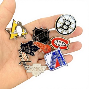 Nueva llegada: Pin de letras personalizado con diseño de hockey estadounidense, insignia para cuello, técnica de pintura al horno, accesorios para ropa y mochilas - Product Image 1