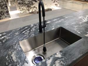 Piano di Lavoro per Cucina in Quarzite Verde Scuro con Venature Bianche Fluenti Superficie in Pietra Effetto Pelle Top per Vanità - Product Image 3