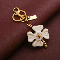 Porte-clés Fleur en Résine avec Strass, Breloque Florale Colorée pour Sac avec Fermoir Métallique Doré, Cadeau pour Filles et Femmes, Accessoires de Sac