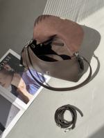 Bolso de hombro de cuero de grano de ciervo con solapa y cierre en T, estilo minimalista y holgado, venta al por mayor, para exhibición y abastecimiento a granel