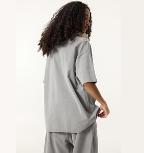 T-shirt gris en coton surdimensionné pour femme, coupe ample, manches courtes, col rond, style imprimé, 12 pièces - Product Image 2