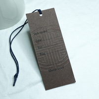 Étiquettes suspendues pour vêtements en papier kraft écologique avec œillets métalliques de la marque Meijei, impression personnalisée avec design gratuit, UV Spot blanc et noir pour chaussures et sacs