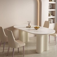 Table basse ovale de style français en couleur crème avec plateau en dalle, design luxueux haut de gamme