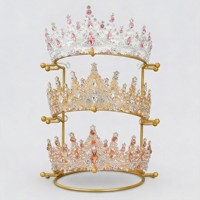 3-stufiger Goldener Kronen-Präsentationsständer Metall-Tiara-Halter Mehrschichtiger Schmuck-Organizer mit Rutschfester Kugelbasis