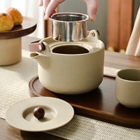 Service à thé en grès avec infuseur en acier inoxydable 304, plateau en bois d'acacia et quatre tasses – Idéal pour la cuisine et les pauses déjeuner