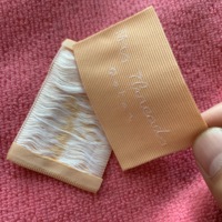 Étiquette de vêtement de structures de tissage de sensation de main parfaite, étiquette tissée de cou de conception luxueuse pour les vêtements de mode