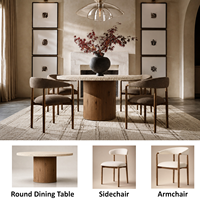 Ensemble de salle à manger rond en travertin Wabi-Sabi avec base en chêne et fauteuils crème pour villas de luxe et projets hôteliers