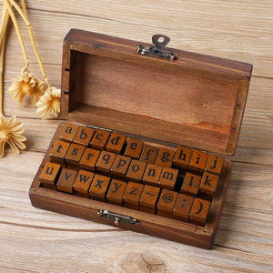 Kit de papeterie créative rétro : Boîte en bois avec lettres et chiffres, tampons décoratifs DIY, technique d'impression, design en forme de bande - Product Image 1