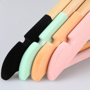 Cintre en bois LINDON personnalisé en velours antidérapant pour costumes et manteaux, idéal pour l'affichage en boutique de vêtements - Product Image 2