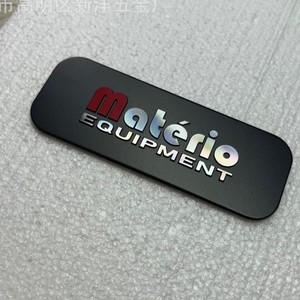 ป้ายโลหะอุปกรณ์ Matrio ผลิตตามสั่ง เคลือบสีอบ ตัวอักษรนูน ป้ายโลโก้เงาสูง รับผลิตแบบ OEM - Product Image 2