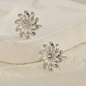 Pendientes de tuerca EH489 con girasol en relieve y circonitas cúbicas, de acero inoxidable 316L, chapados en oro/plata de 18K, que no se deslustran, hipoalergénicos. - Product Image 3