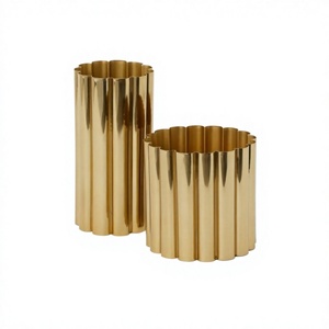 Ensemble de vases modernes en métal à design cannelé pour la décoration intérieure de plantes et fleurs, présentoir au sol, tailles personnalisées, ensemble de jardinières - Product Image 1
