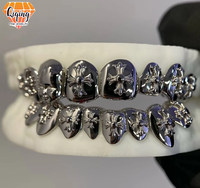 Grillz Gotico all'ingrosso in Argento Sterling S925 con Croce e Motivo a Rilievo Baby Face, Set Completo, Gioielli Hip Hop, Grillz Personalizzati per Denti
