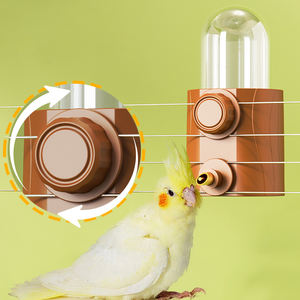 Grand bain d'oiseaux portable et distributeur d'eau Mangeoire à oiseaux en forme de bouteille mignonne pour perroquets chats hamsters chiens pour voyage - Product Image 6