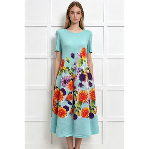 Abito da donna a maniche corte con motivo floreale a fiorellini, plissettato a otto pannelli, taglie forti - Elegante abito da donna stile vacanza al mare - Product Image 3